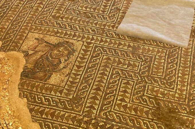 Imagen del nuevo mosaico descubierto en el yacimiento de El Picadero