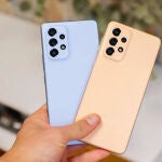 El Samsung Galaxy A53 5G en dos de sus colores disponibles: el azul y el naranja