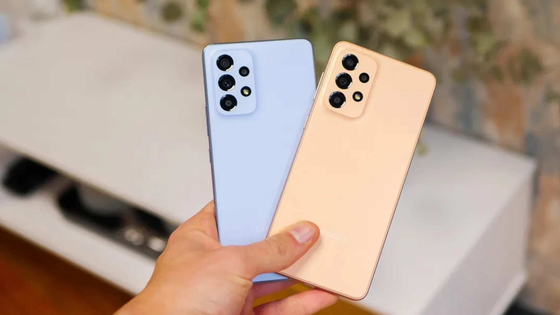 El Samsung Galaxy A53 5G en dos de sus colores disponibles: el azul y el naranja