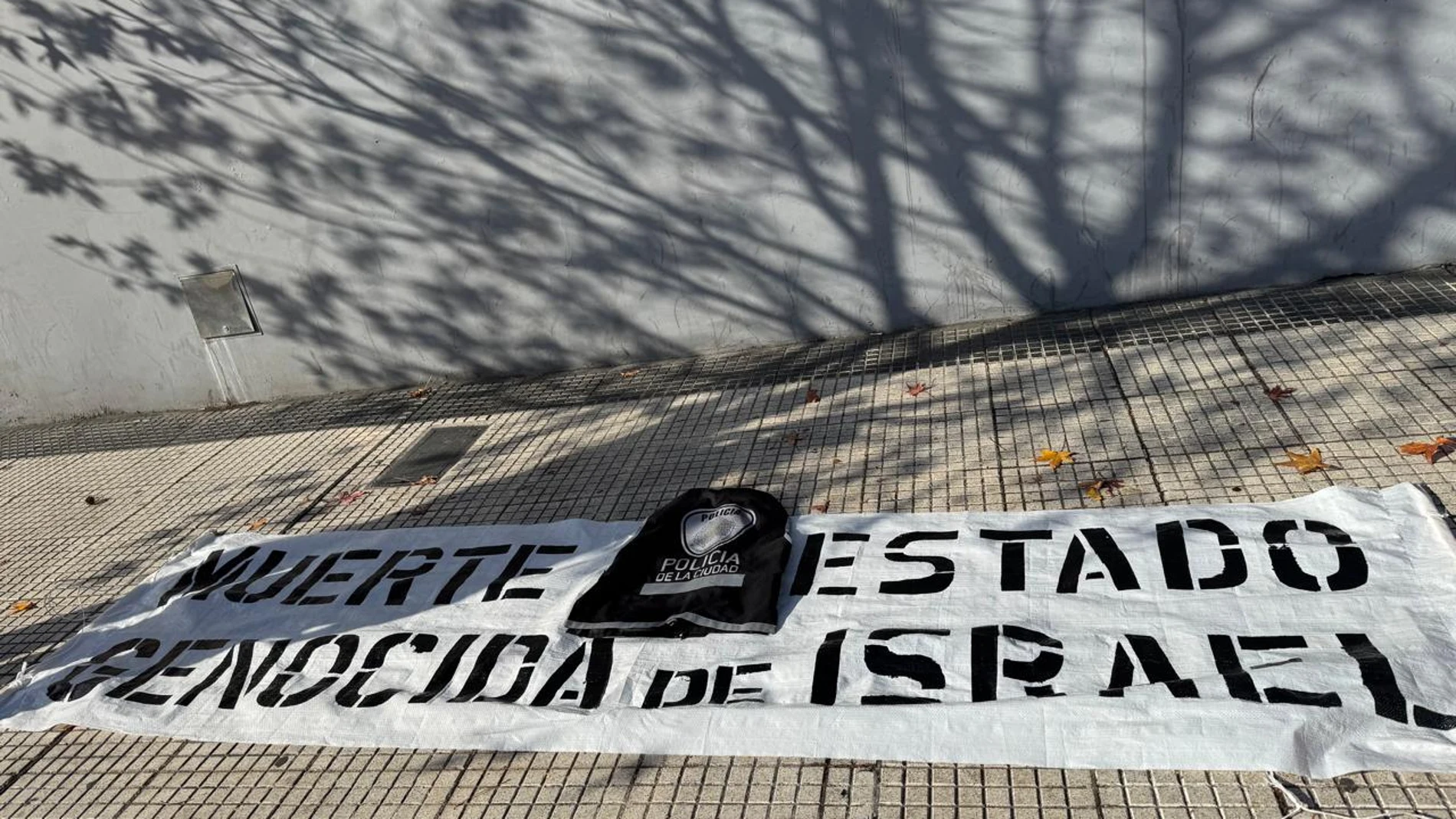 AME9928. BUENOS AIRES (ARGENTINA), 30/06/2025.- Fotografía cedida por la Policía Federal Argentina de un cartel incautado durante un operativo el 29 de junio de 2025, en Buenos Aires (Argentina). El Gobierno de Javier Milei presentó una denuncia y acusó de antisemitismo y discriminación a aficionados del club All Boys, quienes en la previa del partido de este domingo ante Atlanta (institución vinculada a la comunidad judía argentina) exhibieron un ataúd con la bandera israelí, carteles con me...