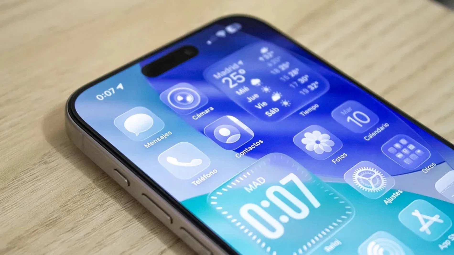 iOS 26 en la pantalla de un iPhone 16 Pro