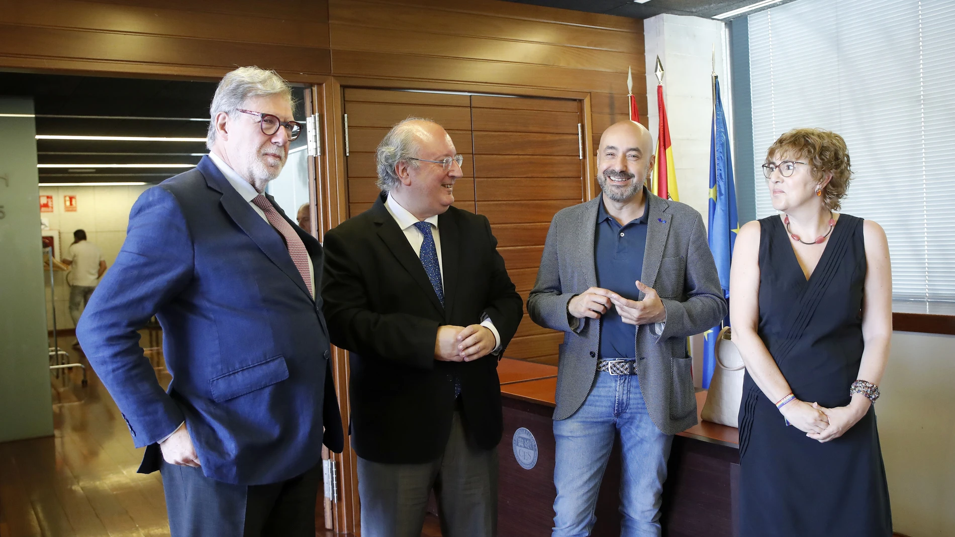 El presidente del CES, Enrique Cabero, presenta el informe “Situación económica y social de Castilla y León en 2024” junto al presidente de la CEOE·regional, Santiago Aparicio, y los secretarios autonómicos de UGT y CCOO, Ana Fernández de los Muros y Óscar Lobo