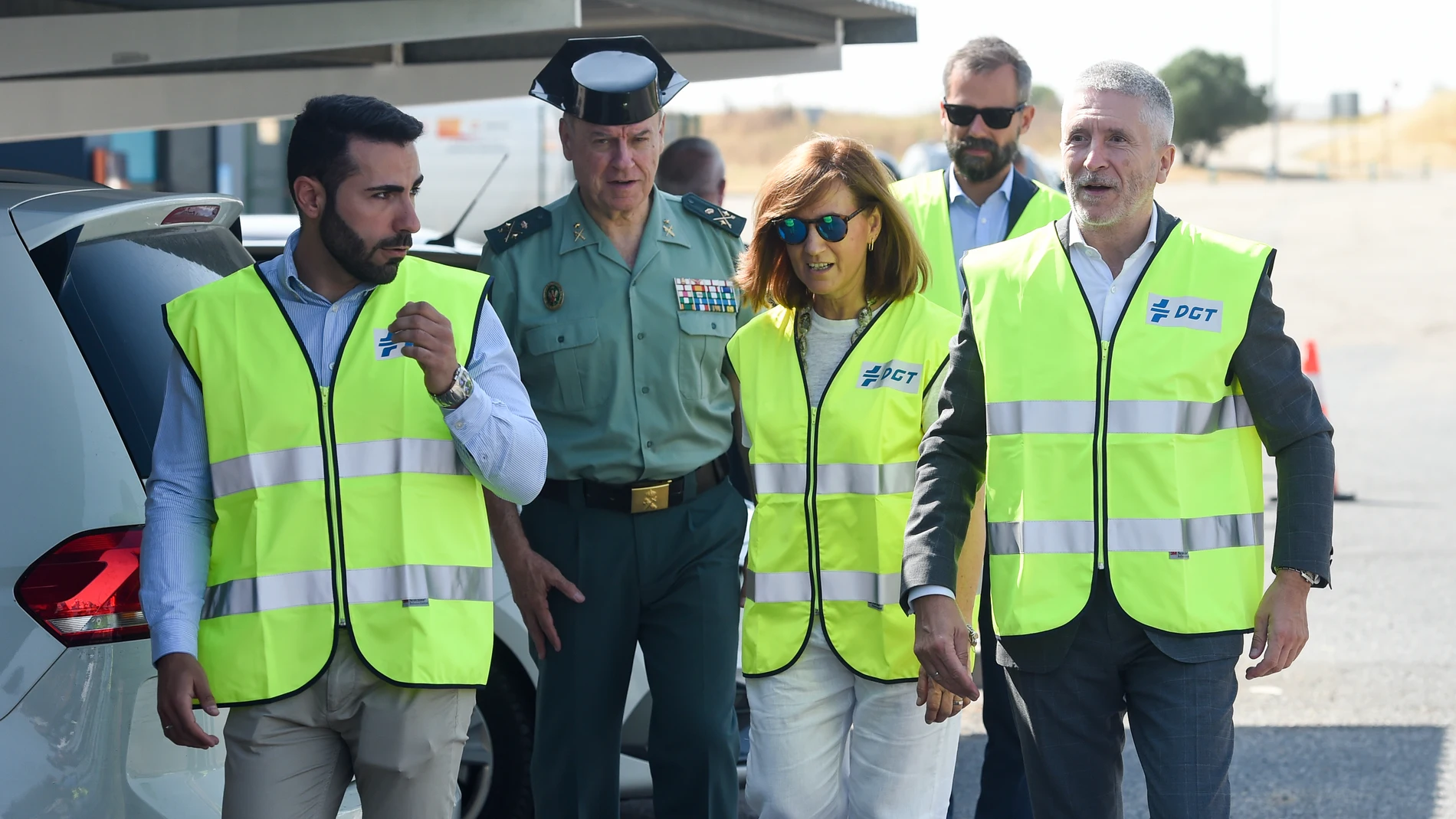 El ministro del Interior, Fernando Grande-Marlaska (1d), a su llegada a la presentación de la 'Operación verano 2025' de la DGT, en la carretera M-50 punto kilométrico 66,500, a 30 de junio de 2025, en Madrid (España). Esta campaña es el gran dispositivo anual de la Dirección General de Tráfico para gestionar y garantizar la seguridad vial durante los meses de mayor movilidad en carretera, coincidiendo con las vacaciones estivales. Durante su intervención, Marlaska ha subrayado la importancia...
