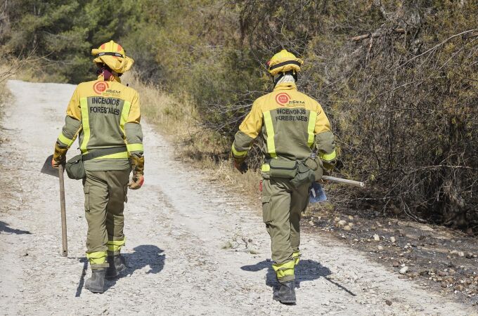 MADRID.-VÍDEO: Sucesos.- Los bomberos trabajan para controlar un incendio forestal en el municipio madrileño de Villa del Prado