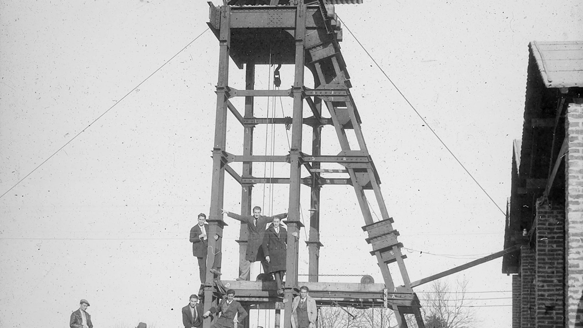 Visita de alumnos de la Universidad de Oviedo al Pozo de La Camocha el 26 de febrero de 1931