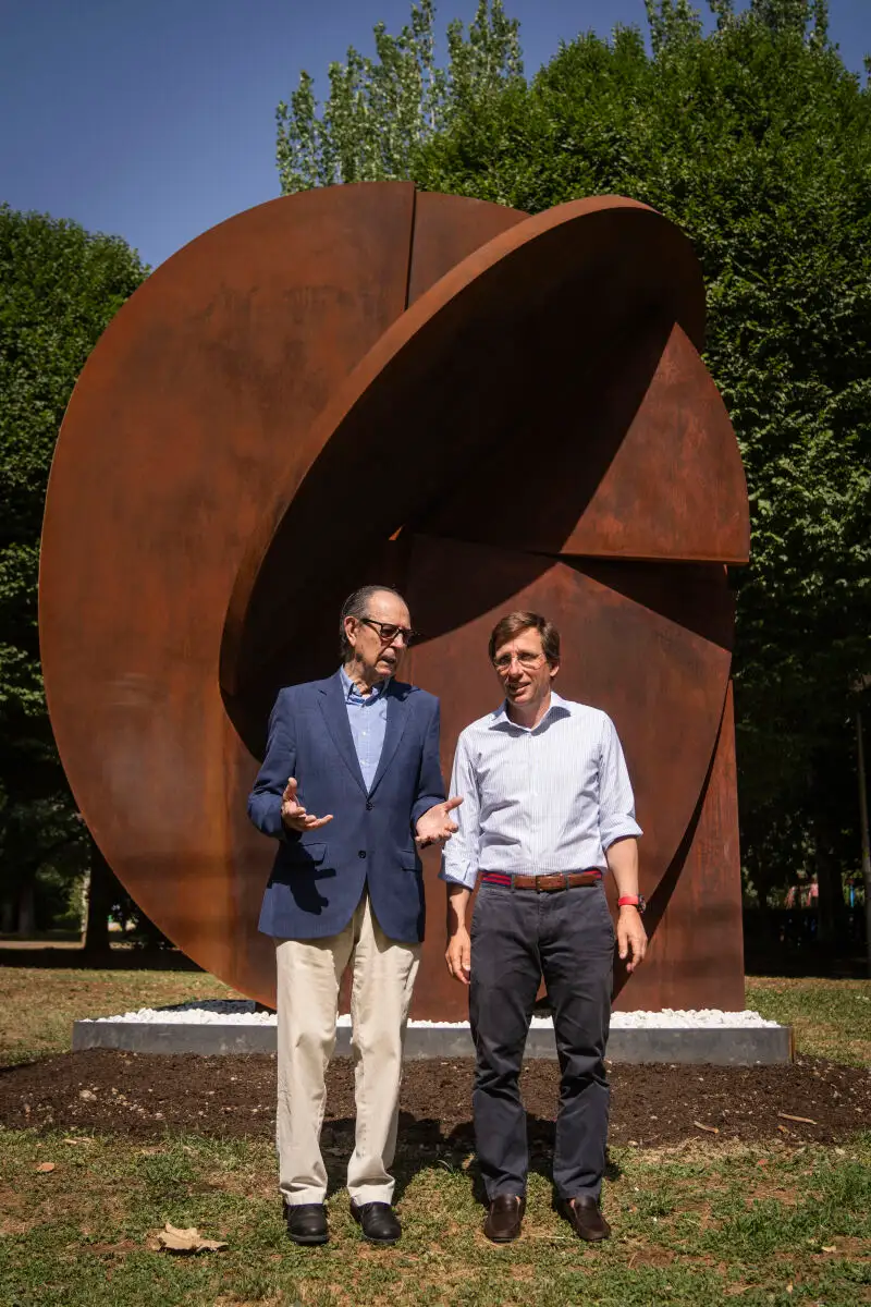 El alcalde de Madrid, Almeida, ha inaugurado el nuevo emplazamiento de la escultura Hermes, de Rafael Canogar,