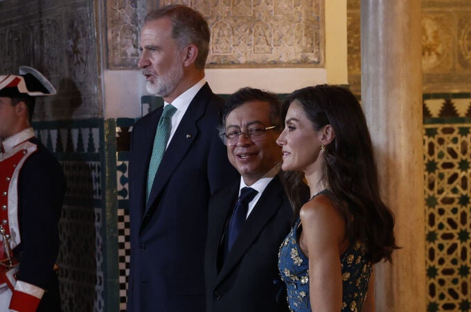 El presidente de Colombia, Gustavo Petro, junto a Sus Majestades, Felipe y Letizia