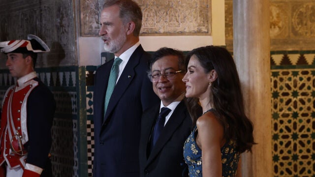 El presidente de Colombia, Gustavo Petro, junto a Sus Majestades, Felipe y Letizia