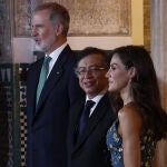 El presidente de Colombia, Gustavo Petro, junto a Sus Majestades, Felipe y Letizia