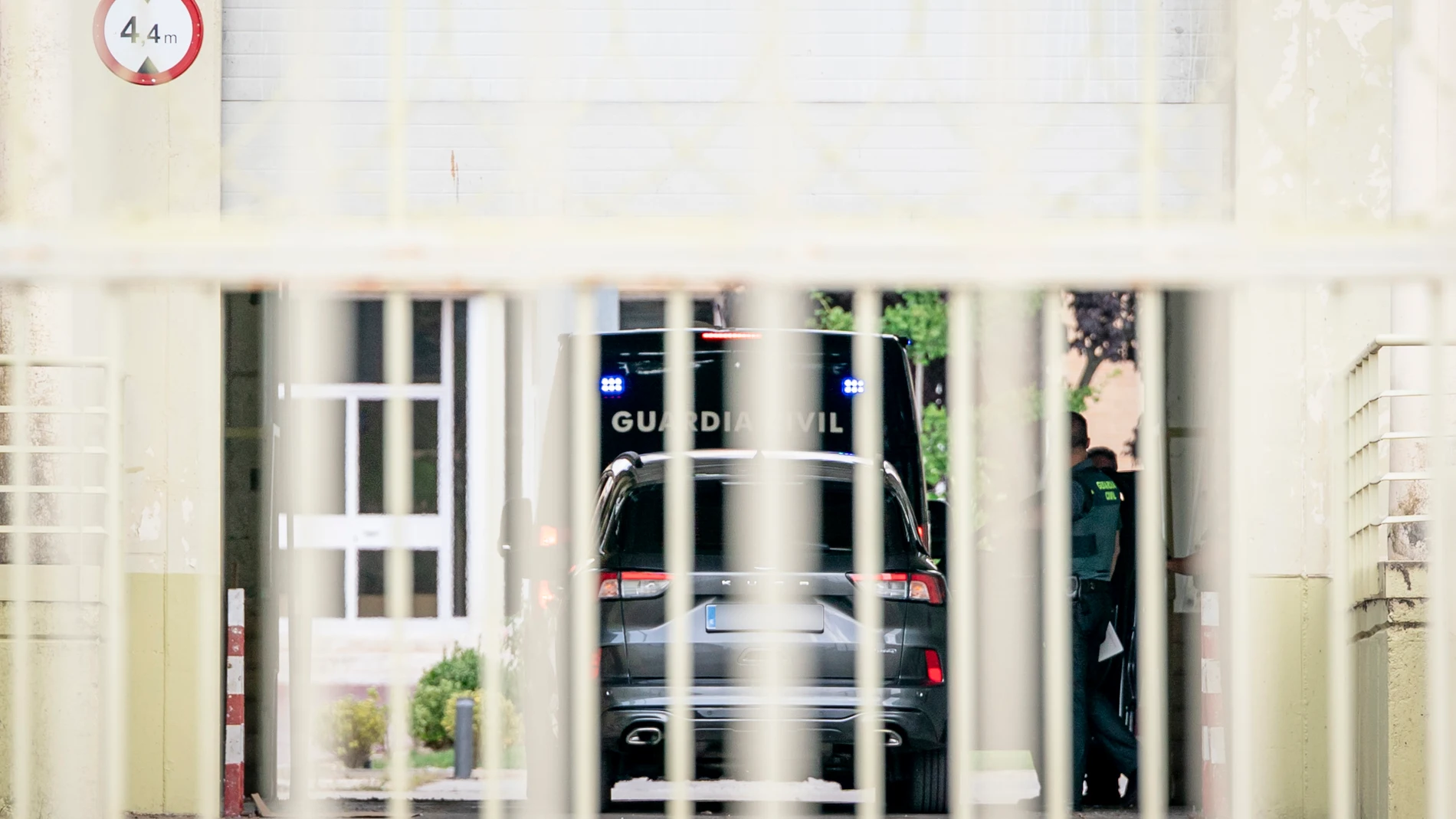 El furgón policial en el que va el exsecretario de organización del PSOE Santos Cerdán a su llegada a la cárcel de Soto del Real después de que el Tribunal Supremo ordenara prisión preventiva y sin fianza, a 30 de junio de 2025, en Soto del Real, Madrid (España). En el auto, el magistrado Leopoldo Puente considera que Cerdán “se encargaba de reclamar a las constructoras indebidamente favorecidas por las adjudicadas las cantidades adecuadas, las recaudaba y las hacía llegar después a los señor...