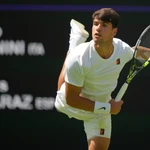 Alcaraz ejecuta un saque en su partido ante Fognini