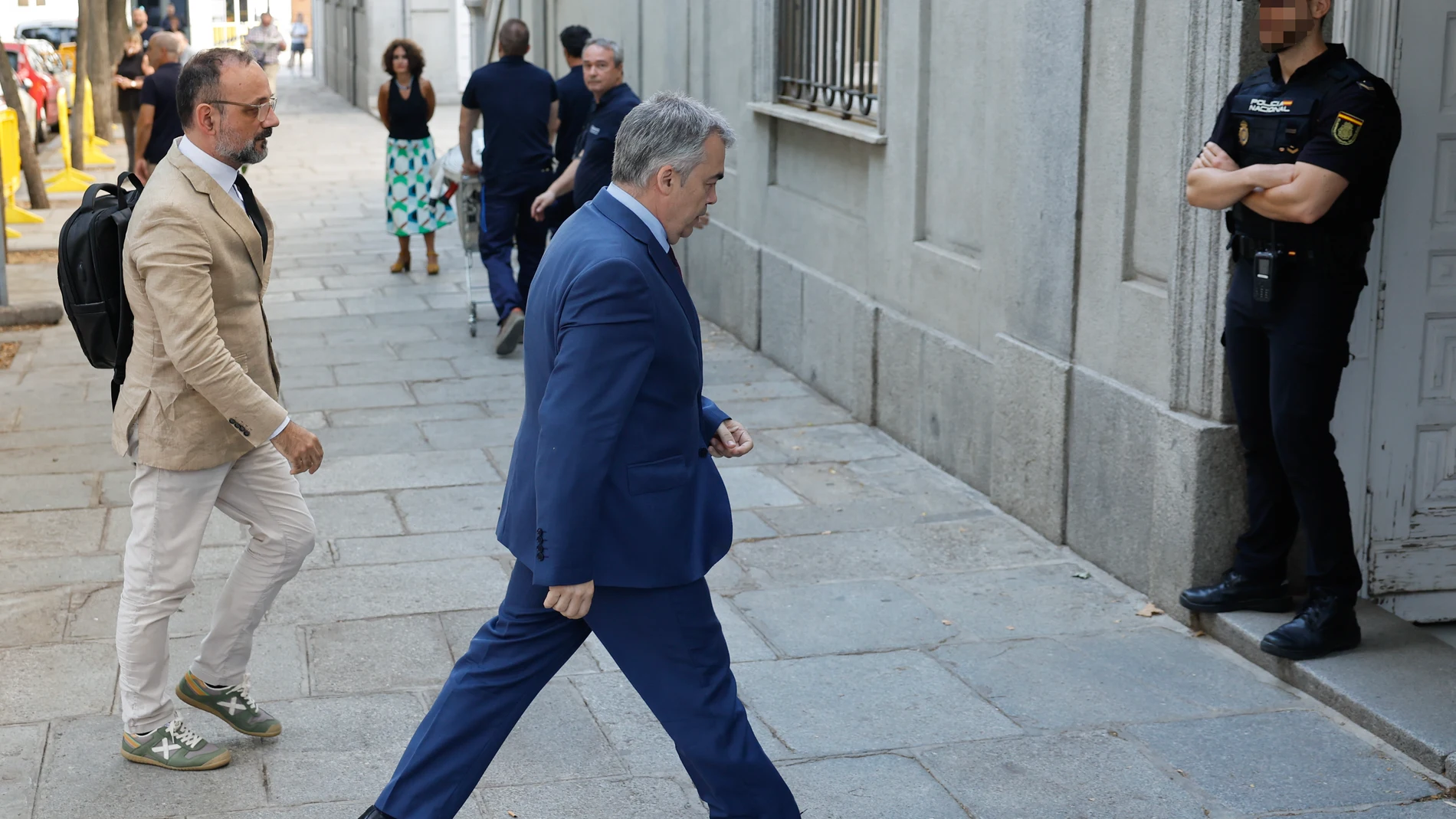 MADRID, 30/06/2025.-El ex secretario de organización del PSOE Santos Cerdán a su llegada antes de comparecer este lunes por primera vez como investigado ante el juez del Tribunal Supremo Leopoldo Puente, tras el informe de la UCO que lo vincula con el presunto cobro de mordidas por la adjudicación irregular de obras. EFE/ Sergio Pérez