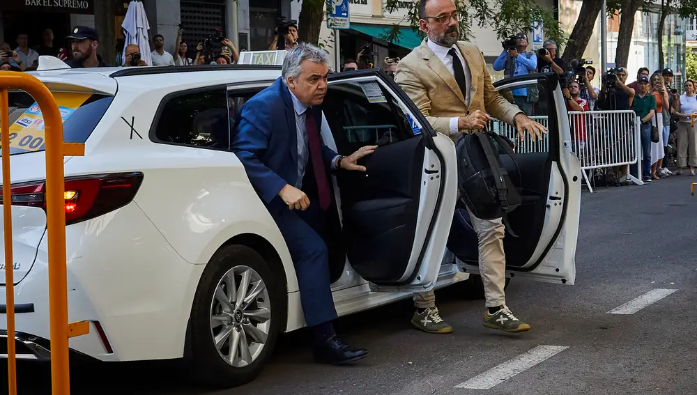 El exsecretario de organización del PSOE, Santos Cerdán , a su llegada al Tribunal Supremo en Madrid, este lun