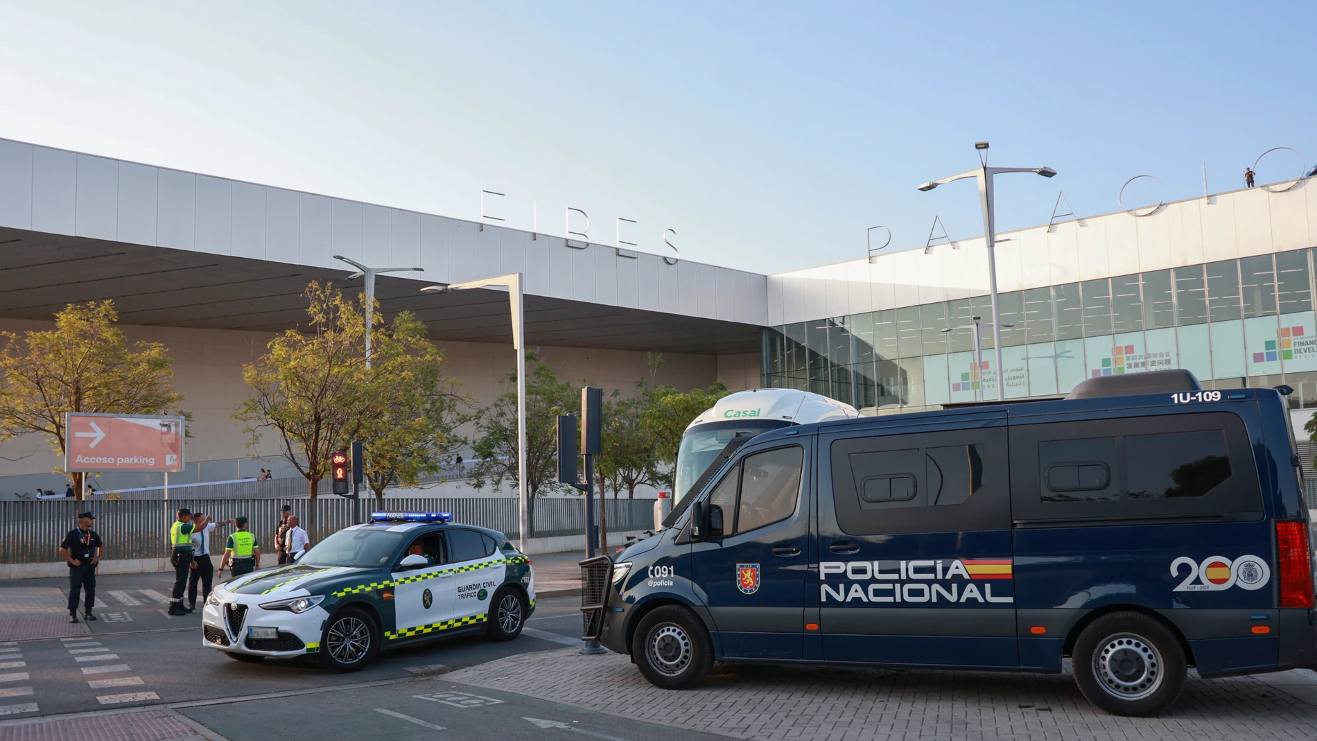 Dispositivo de seguridad en los alrededores del Palacio de Congresos de Sevilla (Fibes), durante la inauguración de la IV Conferencia Internacional para la Financiación al Desarrollo de la ONU. A 30 de junio de 2025, en Sevilla (Andalucía, España). El presidente del Gobierno, Pedro Sánchez, ha inaugurado la primera sesión plenaria de la IV Conferencia Internacional para la Financiación al Desarrollo de la ONU, que se celebra en Sevilla del 30 de junio al 4 de julio, centrada en los retos econ...