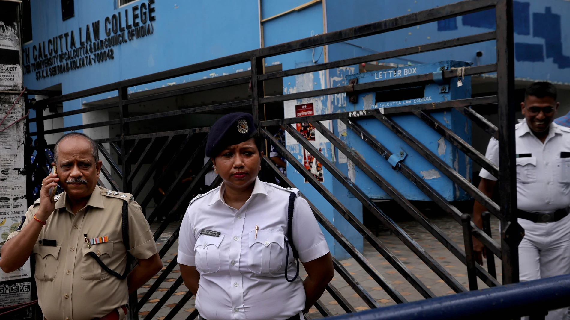 KOLKATA (India), 30/06/2025.- Police officers stand guard as people participate in a protest march against a gang rape that occurred at the Kasba Law College in Kolkata, Eastern India, 30 June 2025. People gather to protest and demand justice after a 24-year-old law student alleged that she was gang-raped on the campus of South Calcutta Law College on the evening of 25 June. (Protestas, Calcuta) EFE/EPA/PIYAL ADHIKARY