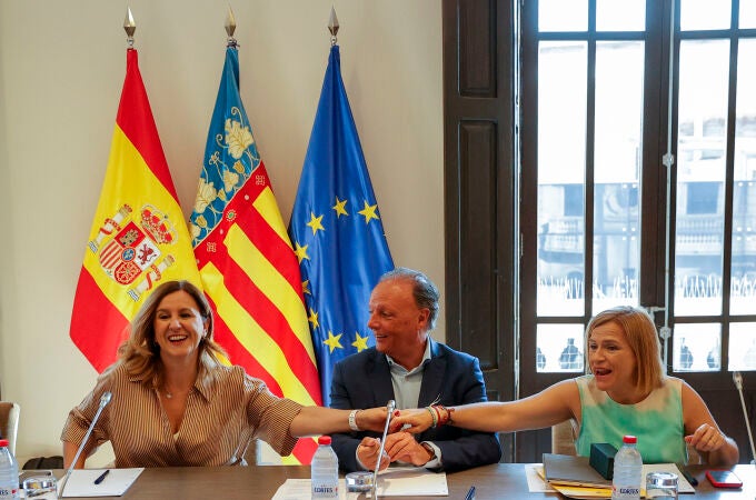 La delegada del Gobierno, Pilar Bernabé, la alcaldesa de Valencia, María José Catalá (i), y el presidente de la Confederación Empresarial Valenciana (CEV), Salvador Navarro, durante la reunión del Consejo de Administración de la Autoridad Portuaria de Valencia