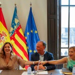 La delegada del Gobierno, Pilar Bernabé, la alcaldesa de Valencia, María José Catalá (i), y el presidente de la Confederación Empresarial Valenciana (CEV), Salvador Navarro, durante la reunión del Consejo de Administración de la Autoridad Portuaria de Valencia