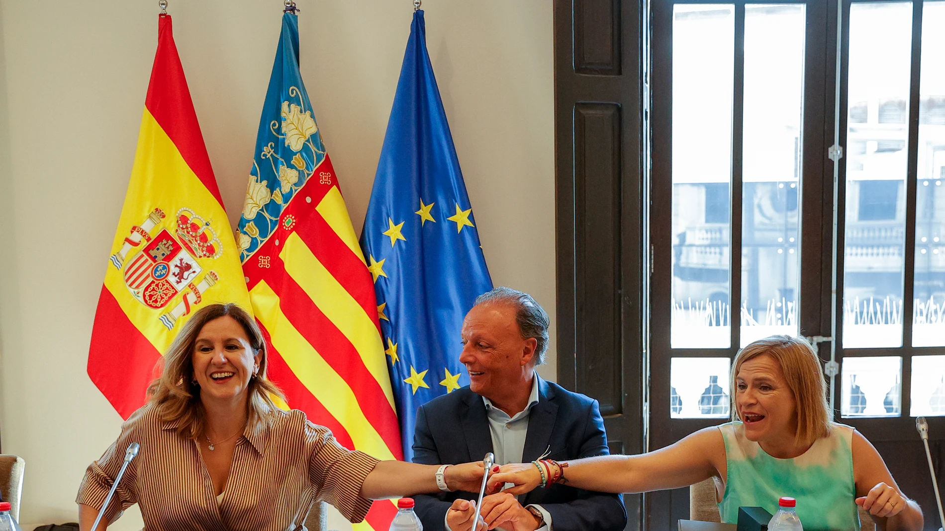La delegada del Gobierno, Pilar Bernabé, la alcaldesa de Valencia, María José Catalá (i), y el presidente de la Confederación Empresarial Valenciana (CEV), Salvador Navarro, durante la reunión del Consejo de Administración de la Autoridad Portuaria de Valencia