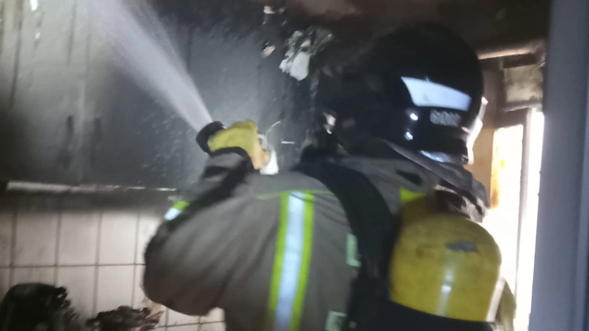 Bomberos del CEIS apagan un incendio declarado en la vivienda de un edificio de cuatro plantas REMITIDA / HANDOUT por 1-1-2 REGIÓN DE MURCIA Fotografía remitida a medios de comunicación exclusivamente para ilustrar la noticia a la que hace referencia la imagen, y citando la procedencia de la imagen en la firma 30/06/2025