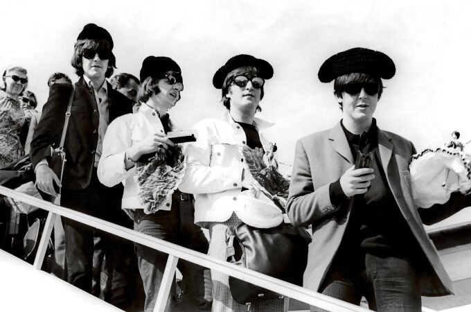 Los Beatles a su llegada al aeropuerto del Prat, en las escalerillas del avión tocados con monteras toreras.