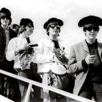 Los Beatles a su llegada al aeropuerto del Prat, en las escalerillas del avión tocados con monteras toreras.
