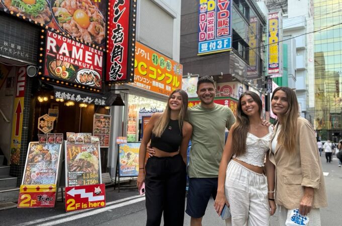 Joaquín Sánchez y su familia por las calles de Japón
