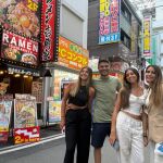 Joaquín Sánchez y su familia por las calles de Japón