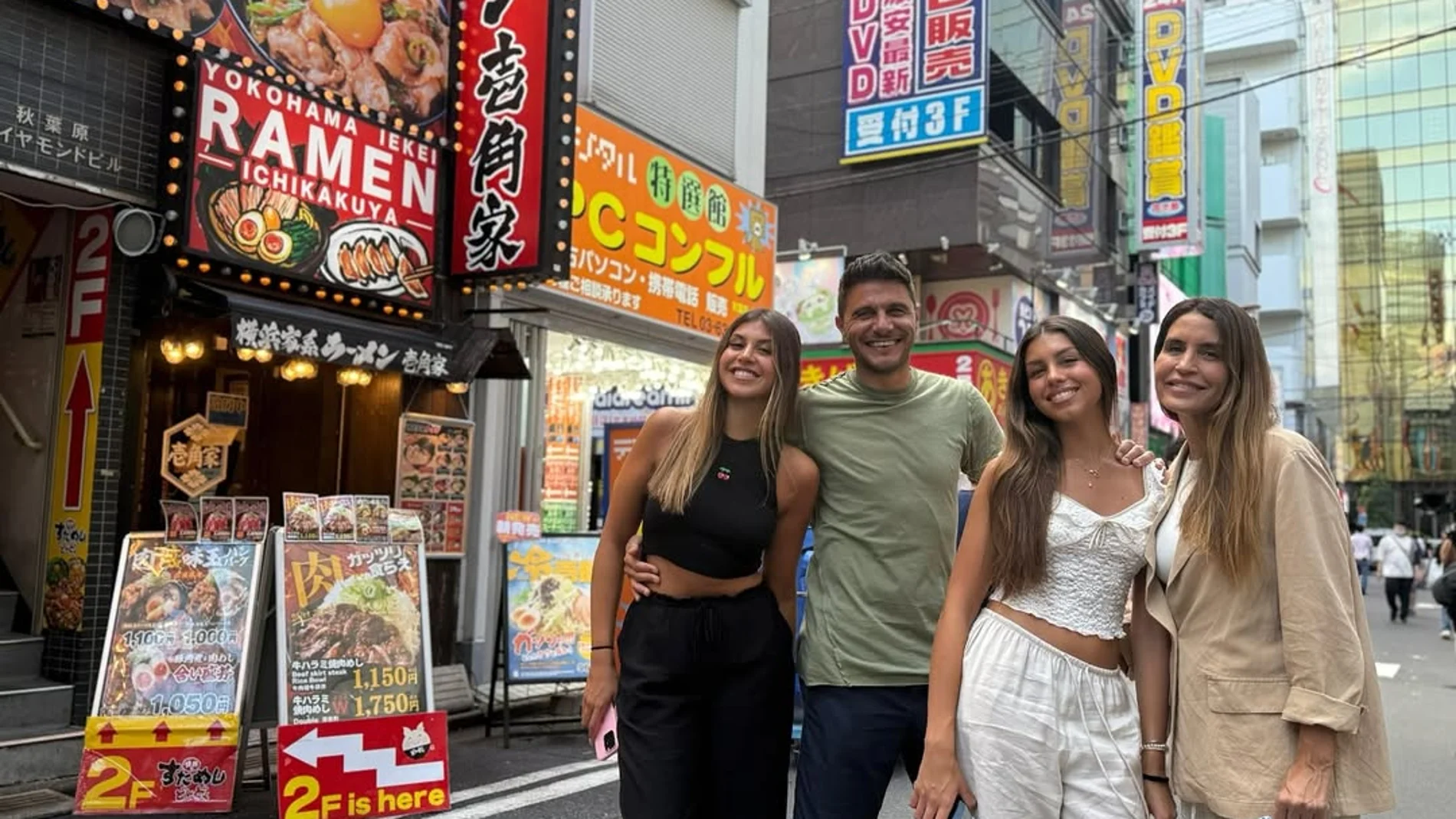 Joaquín Sánchez y su familia por las calles de Japón