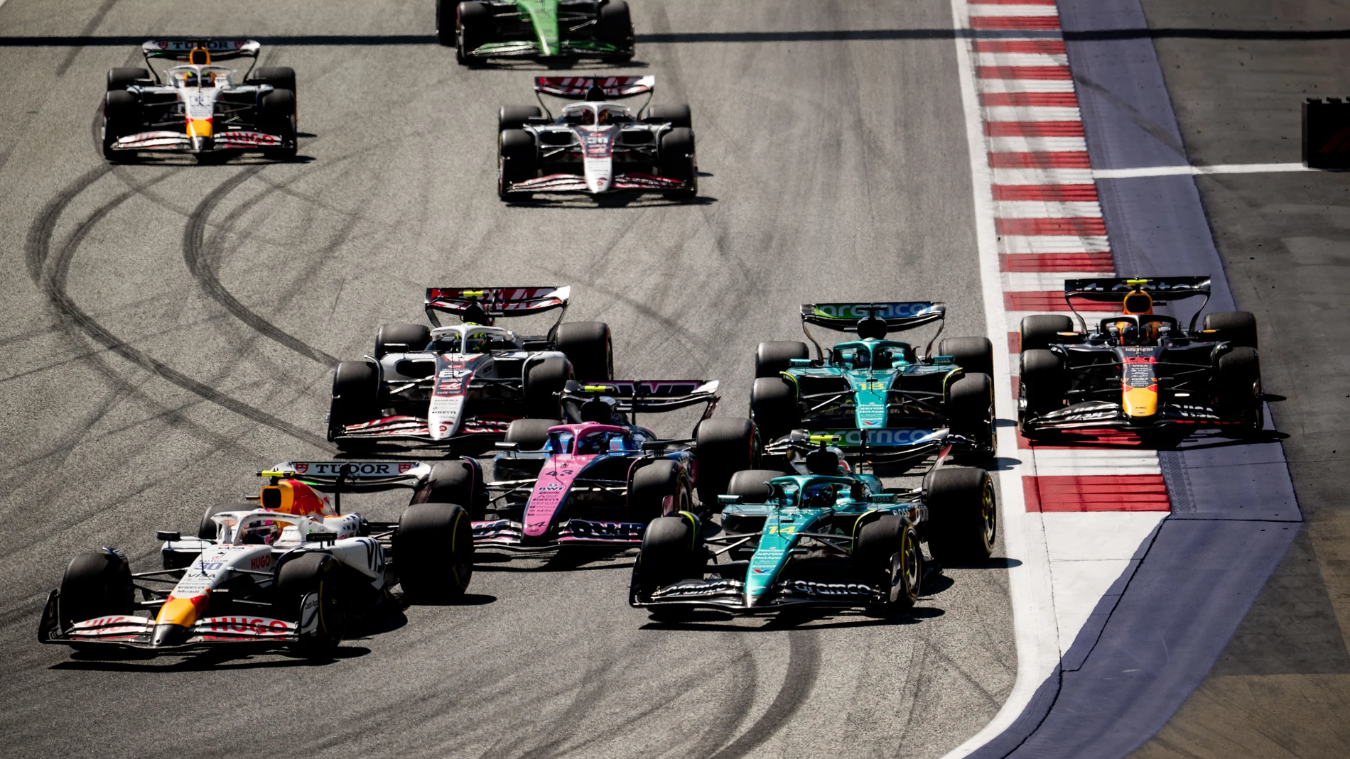 30 LAWSON Liam (nzl), Visa Cash App RB F1 Team VCARB02, action 14 ALONSO Fernando (spa), Aston Martin F1 Team AMR24, action start of the race, depart, during the Formula 1 MSC Cruises Austrian Grand Prix 2025, 11th round of the 2025 FIA Formula One World Championship from June 27 to 29, 2025 on the Red Bull Ring, in Spielberg, Austria - Photo Alberto Vimercati / DPPIAFP7 29/06/2025 ONLY FOR USE IN SPAIN