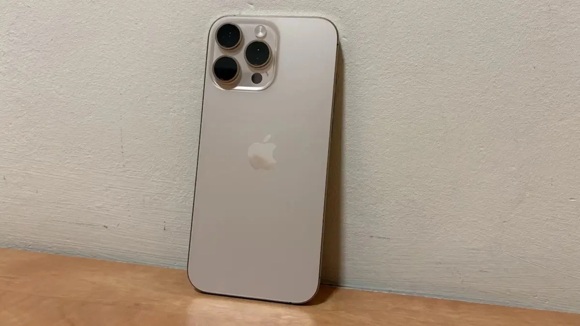 Parte trasera del iPhone 16 Pro Max
