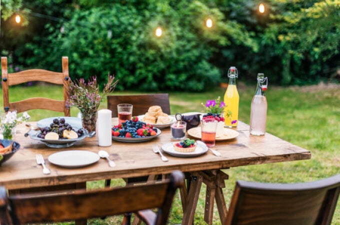 Adiós a los refrescos: bebidas diferentes con las que sorprenderás en las comidas de verano