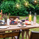 Adiós a los refrescos: bebidas diferentes con las que sorprenderás en las comidas de verano