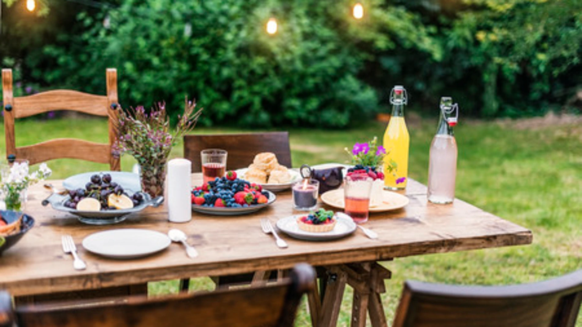 Adiós a los refrescos: bebidas diferentes con las que sorprenderás en las comidas de verano