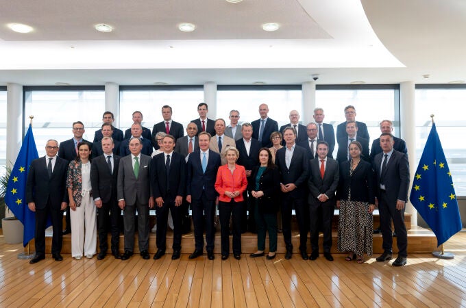 Foto de familia de la reunión del Foro Económico Mundial en Bruselas