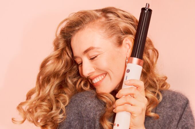 El nuevo moldeador Dyson Airwrap Co-anda 2x, en color Ceramic Pink