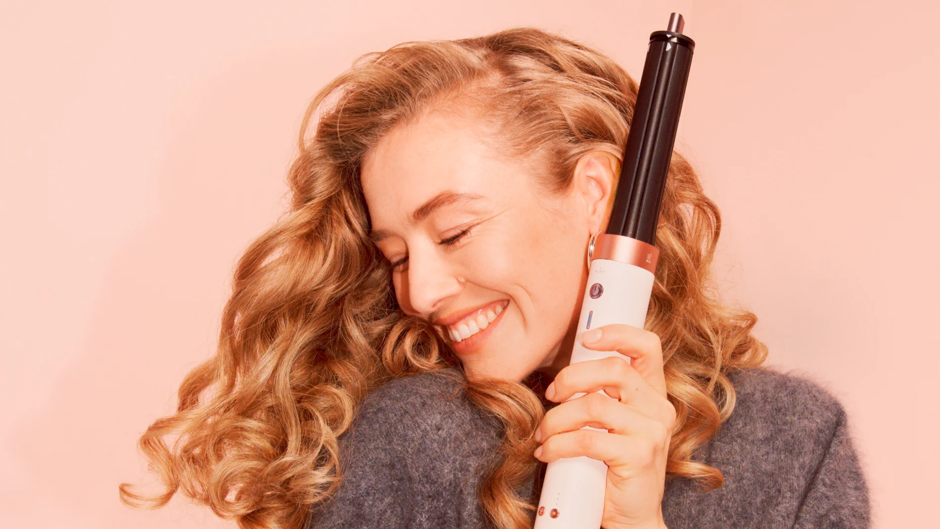 El nuevo moldeador Dyson Airwrap Co-anda 2x, en color Ceramic Pink