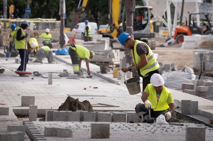 Trabajadores realizando obras en las Ramblas de Barcelona