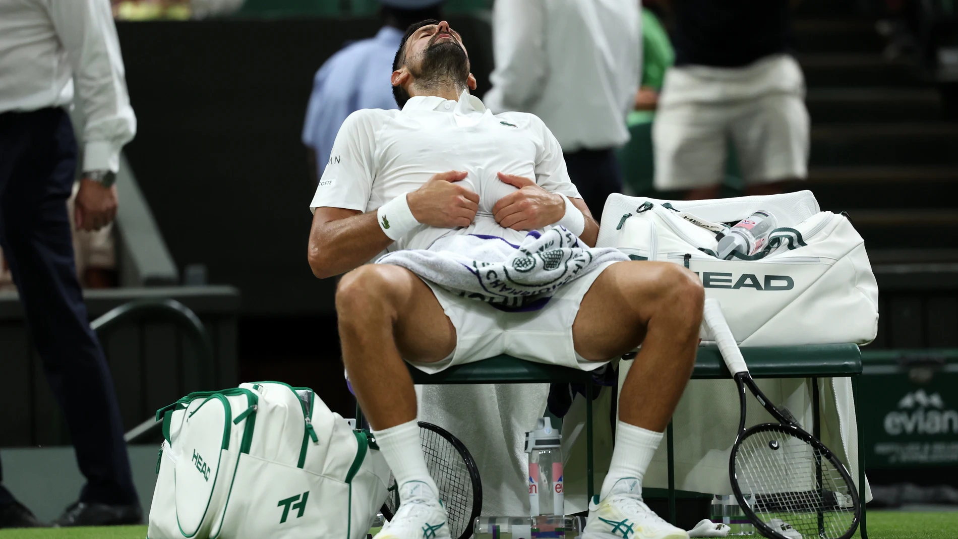Wimbledon (United Kingdom), 01/07/2025.- Novak Djokovic of Serbia sits during a timeout during the Men's 1st round match against Alexandre Muller of France at the Wimbledon Championships, Wimbledon, Britain, 01 July 2025. (Tenis, Francia, Reino Unido) EFE/EPA/NEIL HALL EDITORIAL USE ONLY