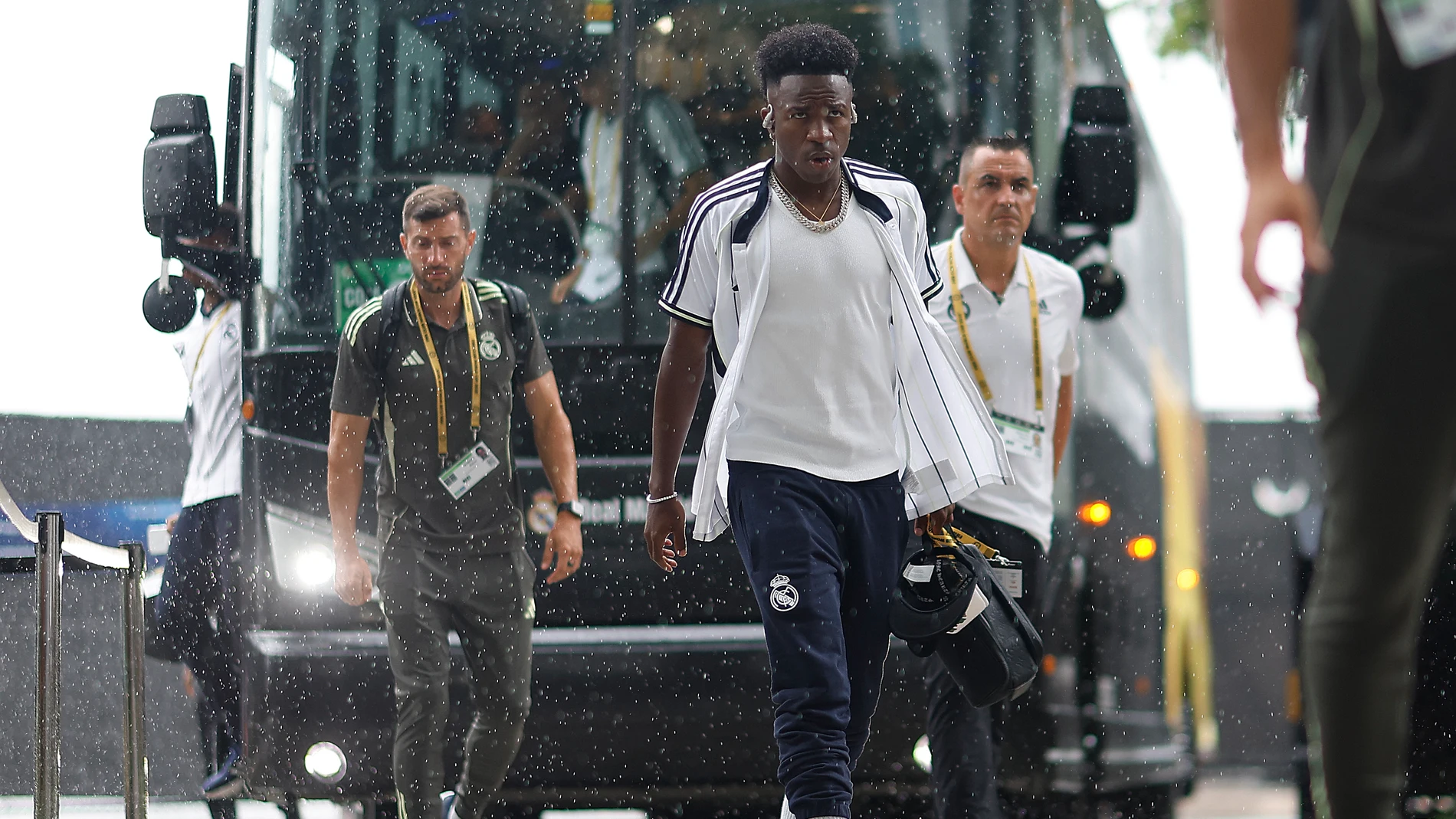 AMDEP7676. MIAMI (ESTADOS UNIDOS), 01/07/2025.- Vinicius (c) de Real Madrid llega este martes, a un partido del Mundial de Clubes entre Real Madrid y Juventus en el estadio Hard Rock de Miami (Estados Unidos). EFE/ Juan Ignacio Roncoroni