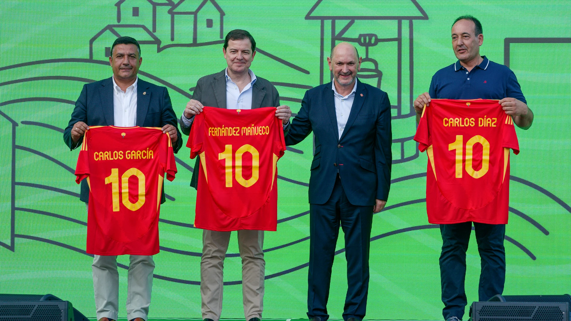ÁVILA, 01/07/2025.- (i-d) El presidente de la Diputación de Ávila, Carlos García, el presidente de la Junta de Castilla y León, Alfonso Fernández Mañueco, el presidente de la Real Federación Española de Fútbol, Rafael Louzán y el alcalde de San Juan de la Nava, Carlos Díaz, durante la celebración del sorteo del calendario de las principales competiciones de la Federación Española de Fútbol (RFEF), hoy martes en la localidad abulense de San Juan de la Nava. EFE / Raúl Sanchidrián.
