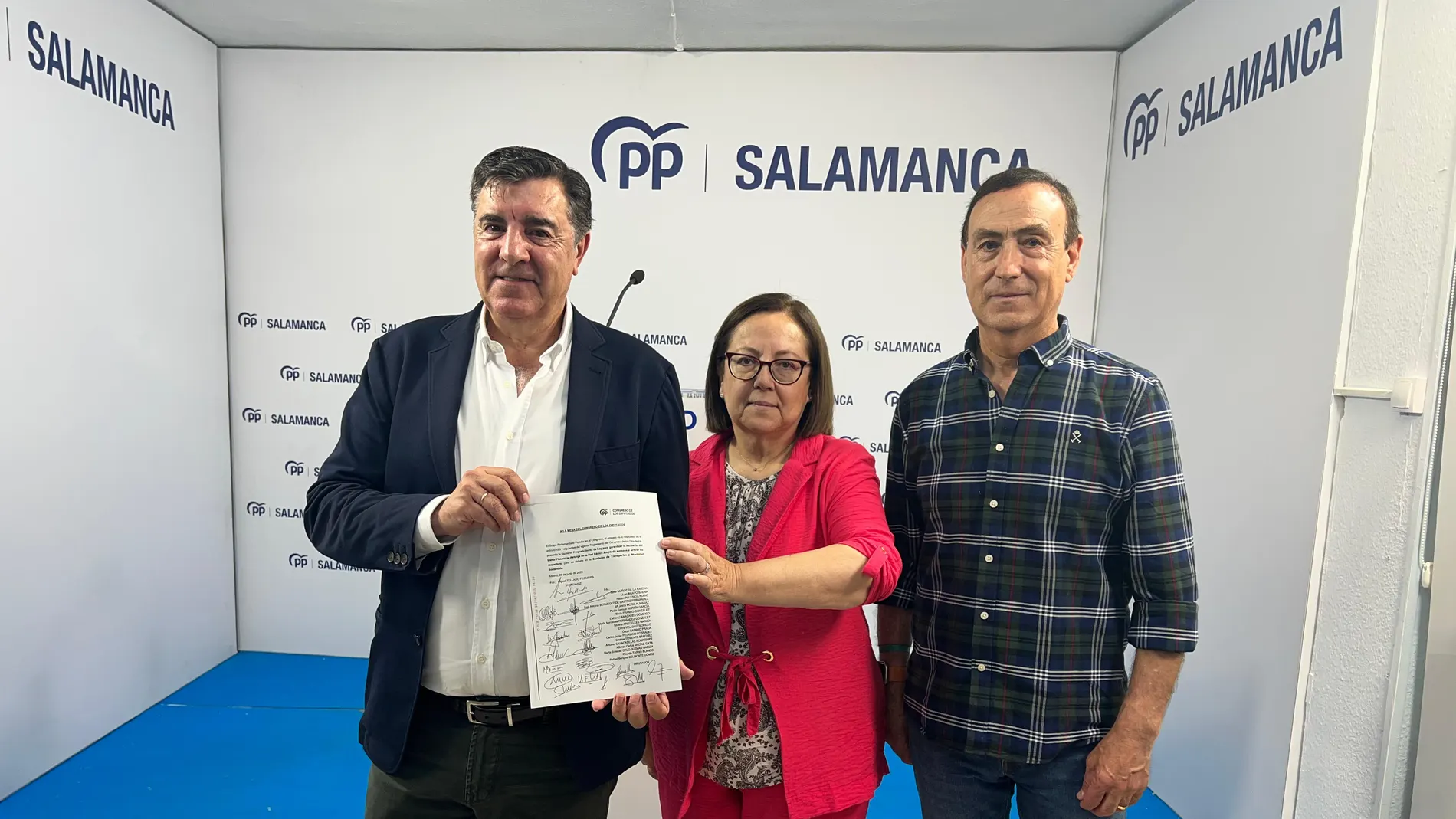 Los diputados del PP por Salamanca José Antonio Bermúdez de Castro, María Jesús Moro y Pedro Samuel Martín, presentan la Proposición No de Ley
