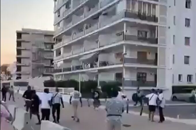 Vídeo: batalla campal a pedradas y puñetazos entre inmigrantes en Roses, Girona