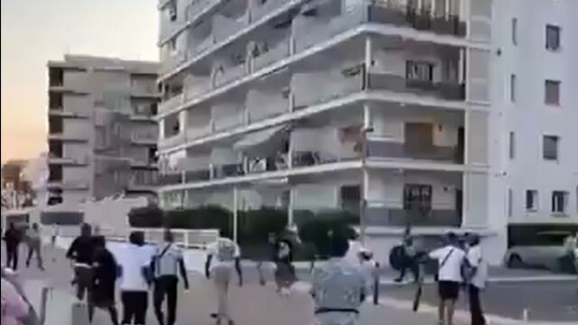 Vídeo: batalla campal a pedradas y puñetazos entre inmigrantes en Roses, Girona