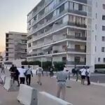 Vídeo: batalla campal a pedradas y puñetazos entre inmigrantes en Roses, Girona