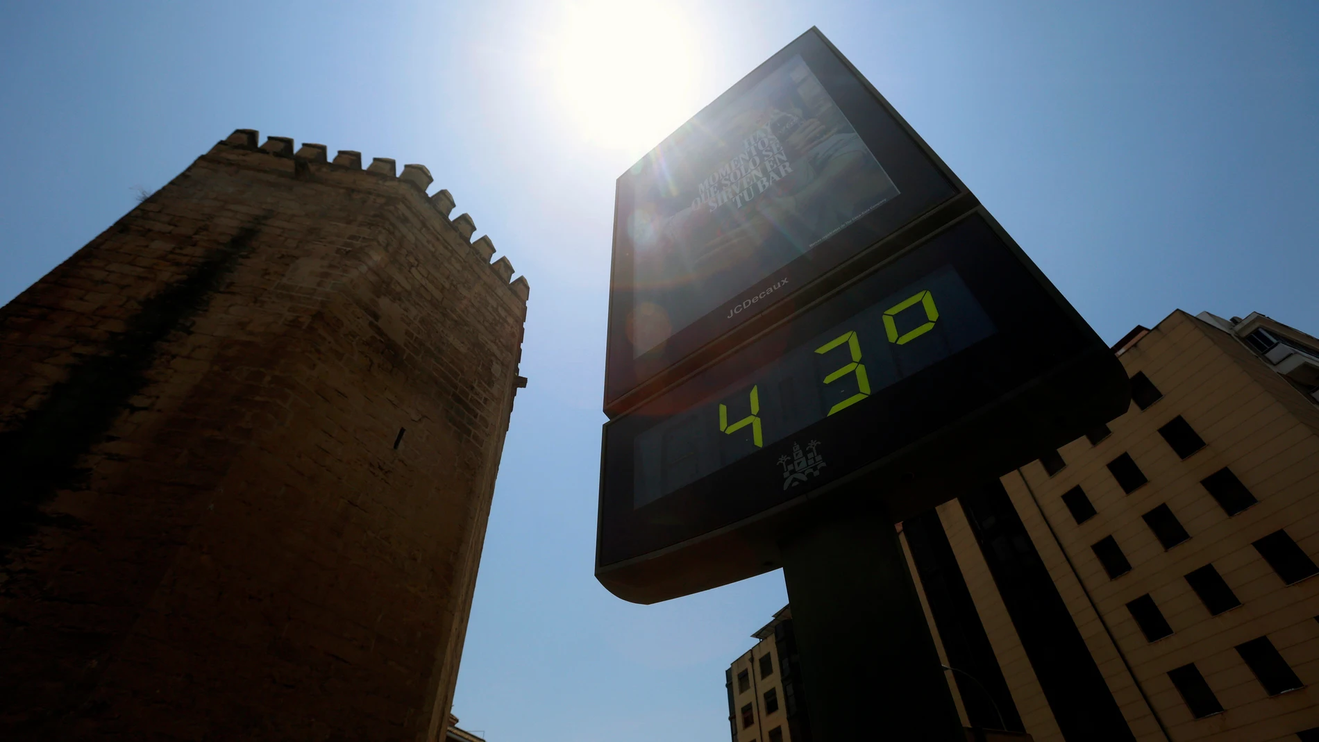 GRAFAND9836. CÓRDOBA, 01/07/2025.-Un termómetro de calle junto a la Torre de la Malmuerta en Córdoba marca 43 grados este martes en el que continúa la ola de calor un día más con todo el país en alerta ante la previsión de máximas este martes de hasta 43 grados en puntos de Andalucía. EFE/Salas