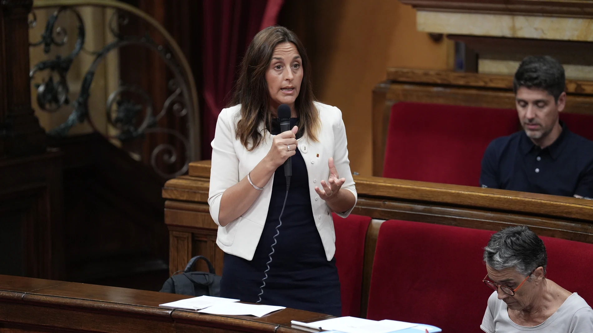 La consellera de Educación, Esther Niubó, durante el pleno del Parlament de Catalunya, a 1 de junio de 2025, en Barcelona, Cataluña (España). El pleno del Parlament catalán de hoy empieza con la sesión de control al presidente Illa, quien responderá a las preguntas de los grupos políticos, seguido del control a los consejeros. También se debatirá el cambio de adscripción territorial de Aiguafreda, la suficiencia financiera de los entes locales, medidas urgentes para la seguridad climática, un...