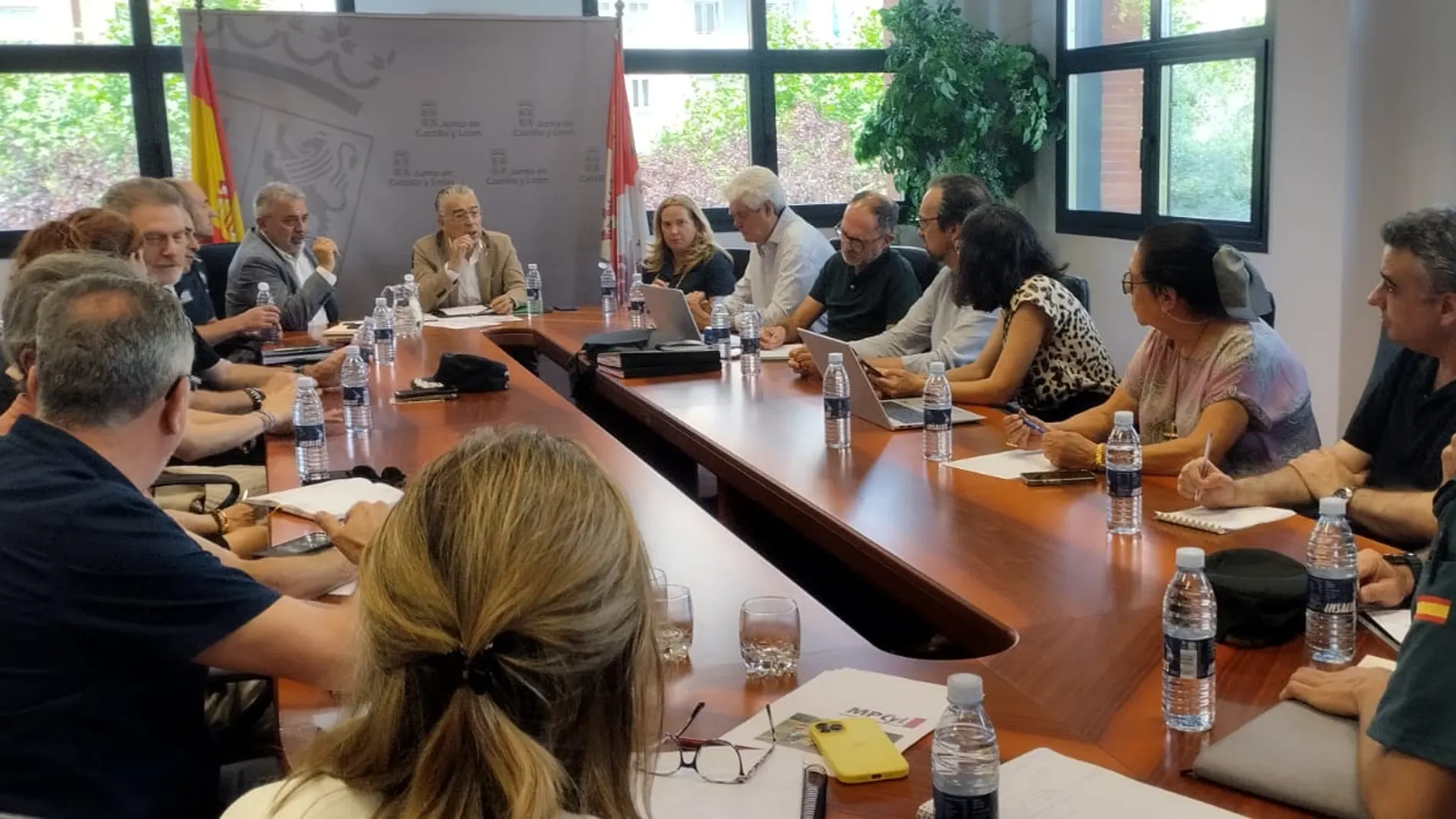 Reunión del Cecopi por el vertido de 370 litros de sosa cáustica diluida en agua al 50% de un camión en el polígono de Villalonquéjar
