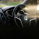 ¿Cómo hacer que los faros de tu coche brillen con el truco de una abuela?
