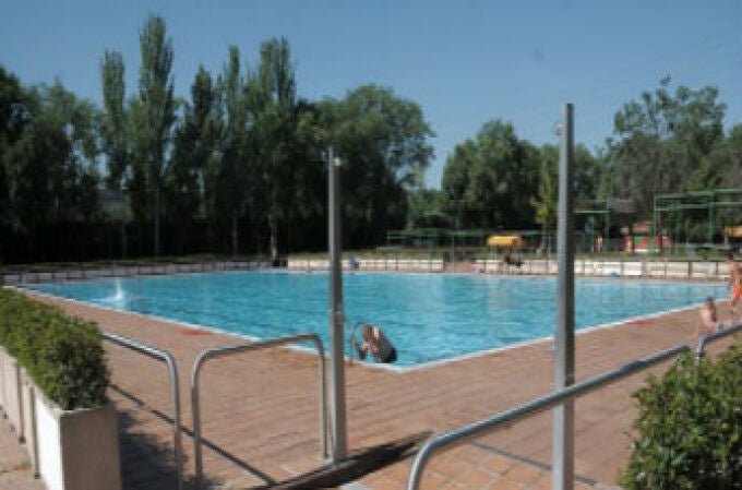 Grave un hombre de 62 años tras ahogarse en la piscina municipal de Orcasitas