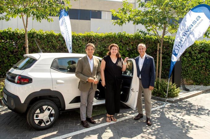 La ganadora de un vehículo eléctrico por pasarse a la factura electrónica